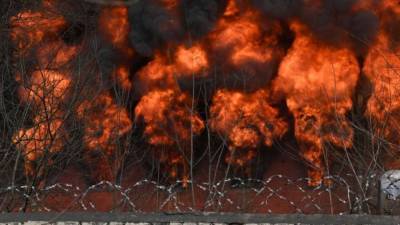 Борющиеся с пожаром на Невской мануфактуре вертолеты попали на видео