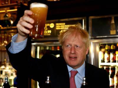 В Великобритании ослабляют карантин. Премьер-министр Джонсон намерен "бесповоротно" выпить пива в пабе