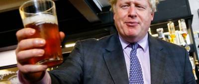 Борис Джонсон ждет пинты пива в саду паба: Великобритания ослабляет карантин