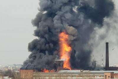 «Апокалипсис и столбы пламени»: очевидцы рассказали о пожаре в здании Невской мануфактуры
