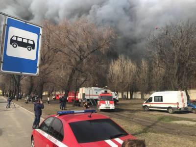 Роспотребнадзор рекомендует закрыть окна и не выходить на улицу в зоне пожара на Невской мануфактуре в Петербурге