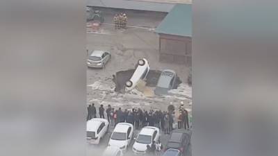 Автомобиль ушел под асфальт после прорыва трубы с кипятком у ТЦ в Петербурге