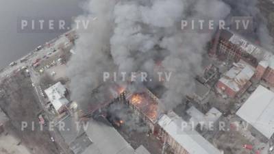 Видео с высоты: на Октябрьской набережной тушат пожар на площади 10 тысяч "квадратов"