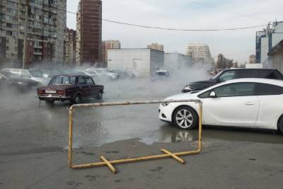 Три автомобиля ушли под землю после прорыва трубы у ТРК «Меркурий»