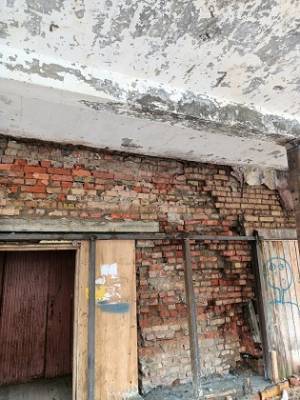 В Сыктывкаре начали ремонтировать рассыпающийся дом на улице Катаева