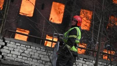 Второй пожарный скончался при ЧП в здании Невской мануфактуры
