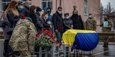 Погиб от пули снайпера: в Николаевской области простились с морским пехотинцем Денисом Юшко