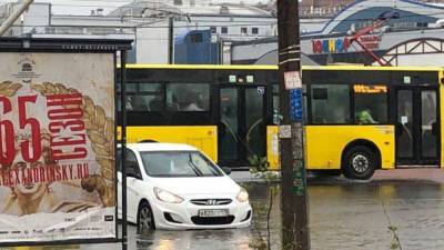 Кипяток затопил парковку ТЦ у метро "Беговая" в Петербурге