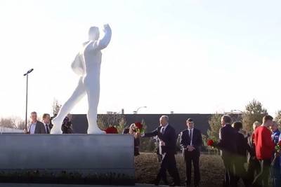 Владимир Путин возложил цветы к памятнику Юрия Гагарина в Энгельсе