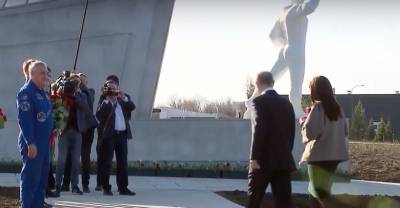 Путин возложил цветы к монументу на месте приземления Гагарина в Энгельсе — видео