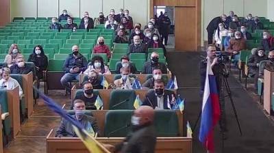 В годовщину оккупации Славянска в зал местного совета внесли российский флаг