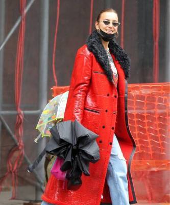 Идеально для дождливой погоды: Ирина Шейк в виниловом плаще цвета алой розы