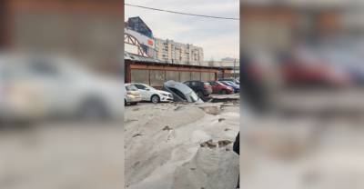 Несколько автомобилей в Петербурге рухнули в яму с горячей водой — видео