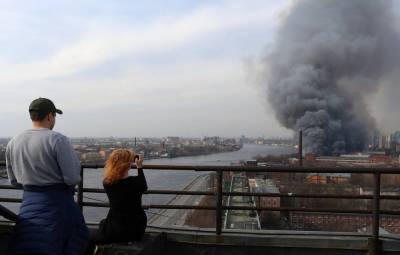 Огонь с горящей мануфактуры в Петербурге перекинулся на кровлю соседнего здания
