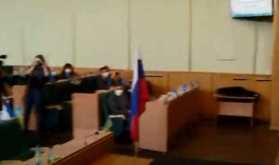 На заседание сессии горсовета Славянска принесли флаг России (ВИДЕО)