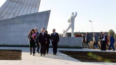 Путин возложил цветы к памятнику Юрию Гагарину в Саратовской области
