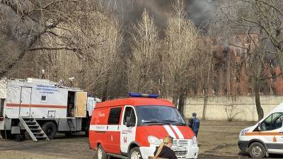 Военнослужащих привлекли к тушению крупного пожара на Невской мануфактуре в Петербурге