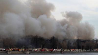 Видео: Минобороны приступило к оказанию помощи при тушении пожара на «Невской мануфактуре»