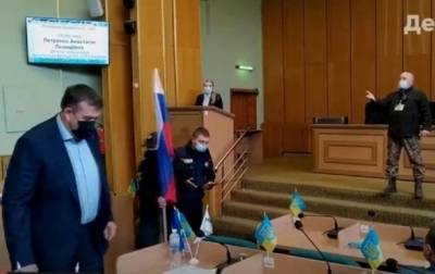 В Славянске на сессию горсовета принесли флаг РФ