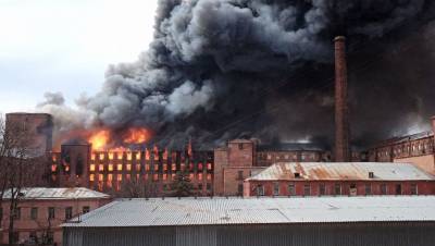 Огонь с «Невской мануфактуры» перекинулся на соседнее здание