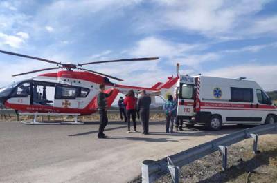 Вертолет ГСЧС снова доставил пациента из отдаленного горного района во Львовскую больницу