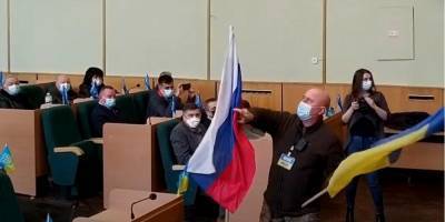 Напомнил о войне на Донбассе. В Славянске активист принес флаг России на заседание горсовета — видео
