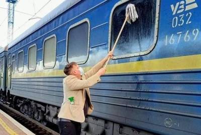 Датчанин, вымывший окно в поезде, ответил Криклию на обвинение в "хайпе"