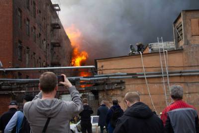 Подробности: пожар в «Невской мануфактуре» перекинулся на соседний хостел