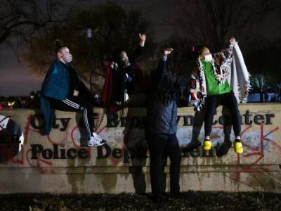Полицейские застрелили афроамериканца в Миннесоте, где ранее был убит Флойд. Теперь там новые протесты