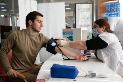 В Махачкалинском филиале МФЦ открылся мобильный пункт вакцинации от коронавируса