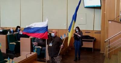 В Славянске на заседание горсовета принесли флаг России (видео)