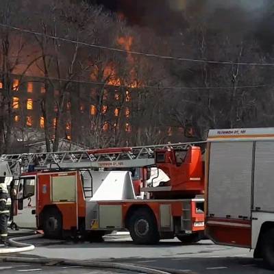 Два вертолета продолжают тушение пожара на "Невской мануфактуре"