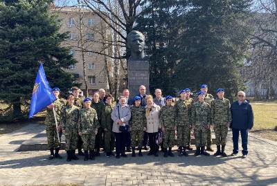 В Смоленске кадеты и ветераны органов безопасности возложили цветы к бюсту Юрия Гагарина