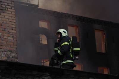 Огонь с горящей «Невской мануфактуры» перекинулся на соседнее здание