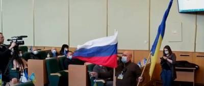 «Для привлечения внимания»: в Славянске активист принес российский флаг на заседание горсовета