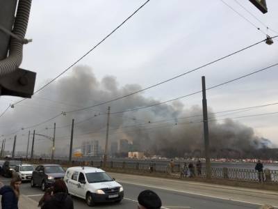 Пламя охватило еще одно здание, находящееся рядом с горящей фабрикой «Невская мануфактура»