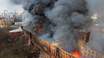 В Петербурге полностью сгорела Невская мануфактура, погиб пожарный