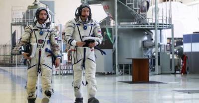 Путин предложил поднять зарплаты космонавтам на 50-70%