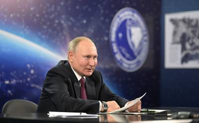 Путин предложил повысить оклады космонавтам на 50-70%