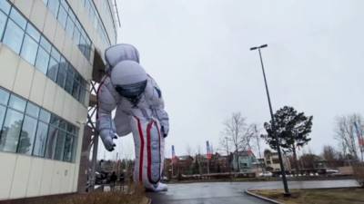 Гигантский надувной космонавт порвался из-за ветра в Красноярске