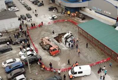Три автомобиля, провалившиеся в яму у станции метро «Беговая», достают краном