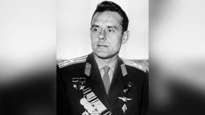 В Краснодаре установили бюст советского летчика-космонавта Владимира Комарова