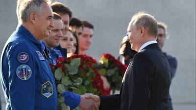 Путин посетил место приземления Гагарина и посадил кедр — видео