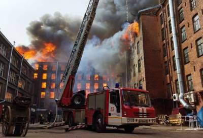 Вертолеты сбросили более 240 тонн воды на горящую фабрику в Петербурге