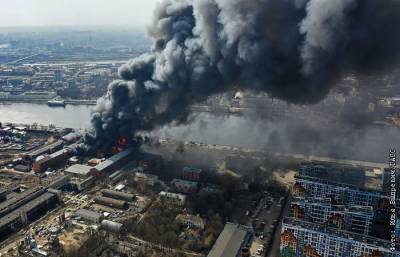 Пожарная авиация завершила работу у горящего бизнес-центра в Петербурге