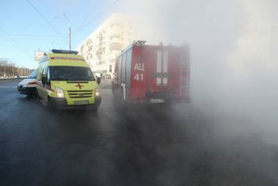 Три автомобиля провалились под асфальт в Петербурге