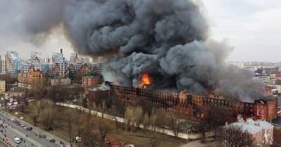 Крупный пожар в Петербурге: к тушению привлекли 350 спасателей и вертолеты