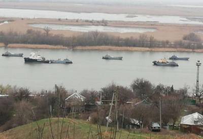 Очевидцы засняли проход российских военных кораблей к Черному морю (фото)