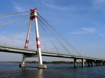 Молодой человек упал с Октябрьского моста и попал в больницу