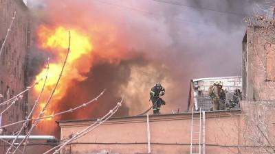 Уже 9 часов сотни спасателей борются с пожаром в историческом здании «Невской мануфактуры» в Петербурге